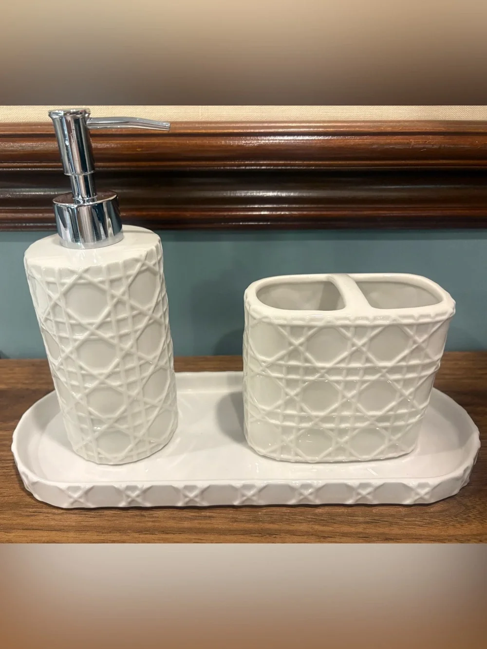 Kassatex 3 Pc. Rattan White Ceramic Bathroom Accessory Set Excellent UC